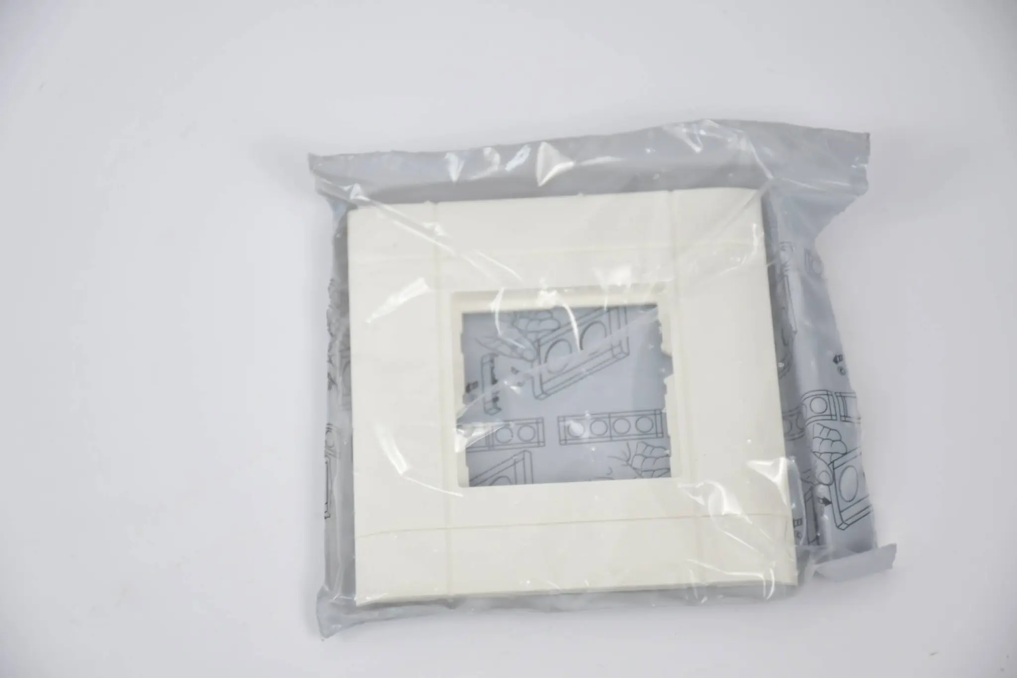 Produktfoto 1 von Hager Rahmenblende 50 mod. hfr 100mm GR1000KB9010 ( 982436 )