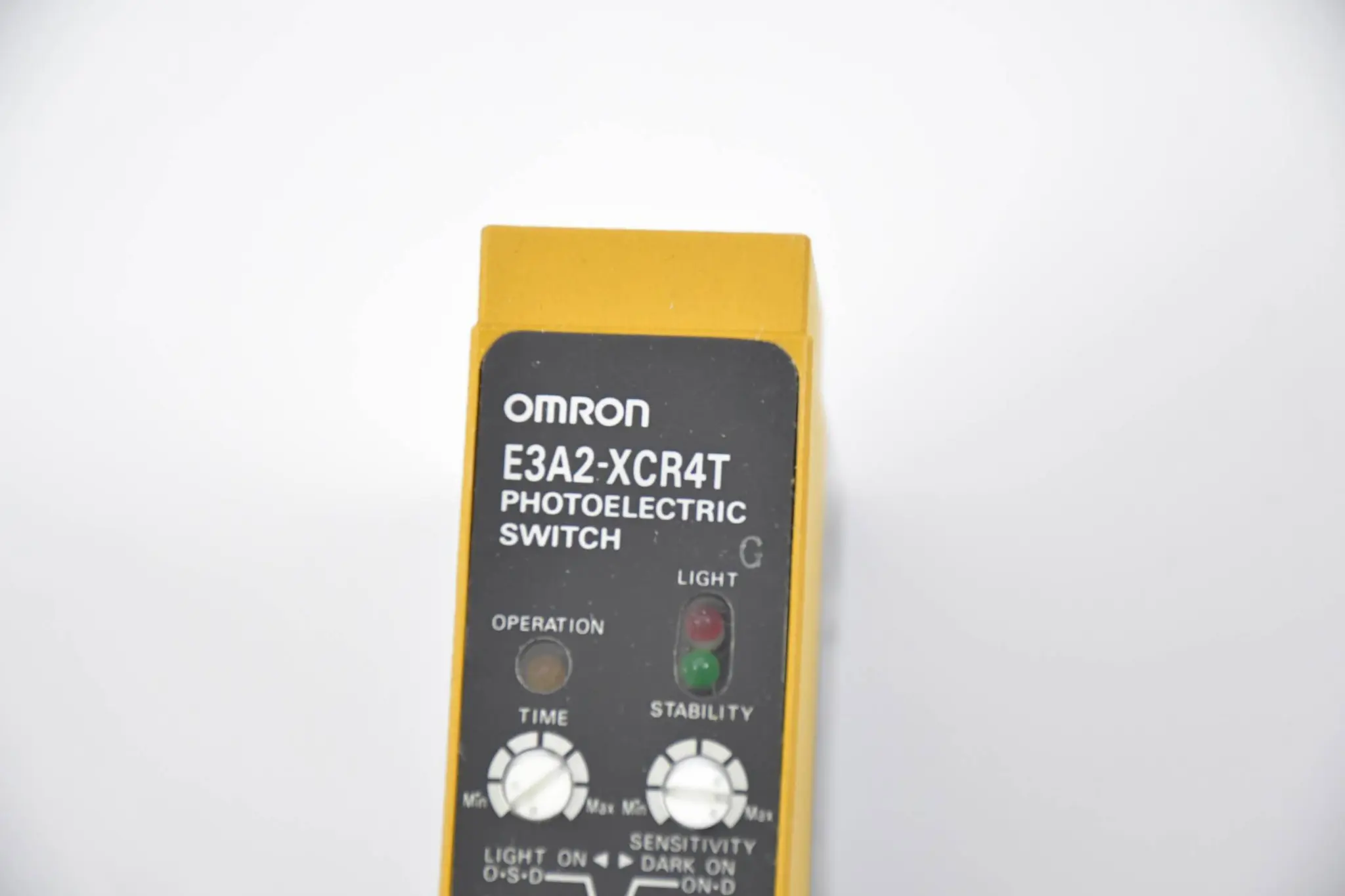Produktfoto 1 von Omron Photoelectric switch 24 to 240 VAC 12 to 240 VDC (  E3A2-XCR4T-G )