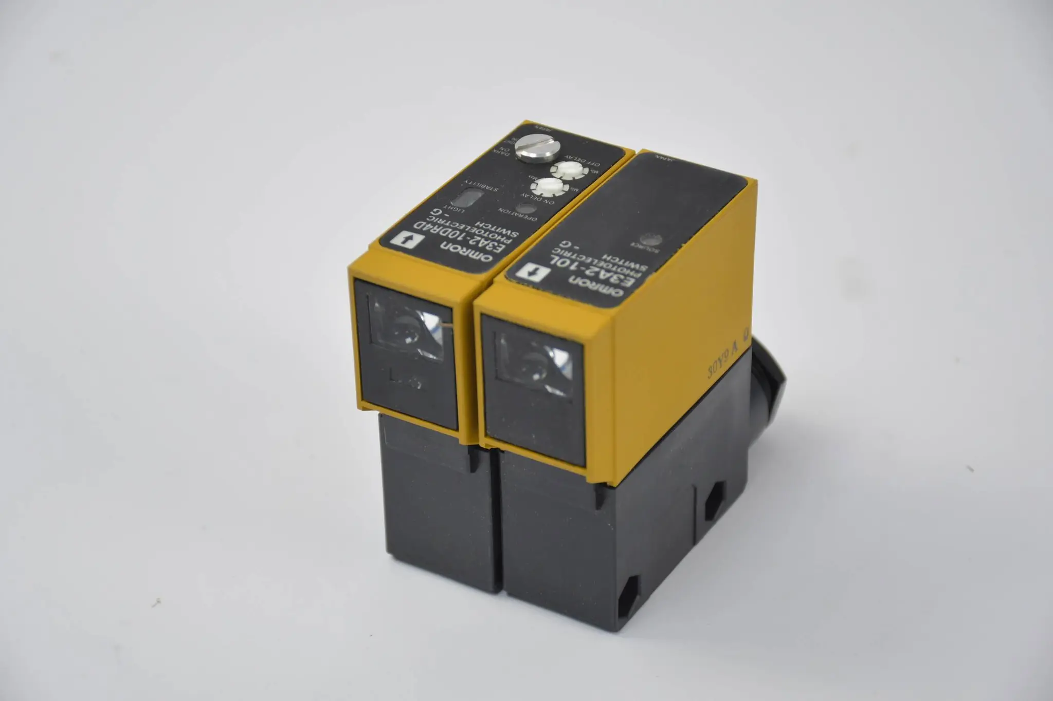 Produktfoto 1 von Omron Photoelectric switch 24 to 240VAC / 12 to 240VDC ( E3A2-10R4D-G )