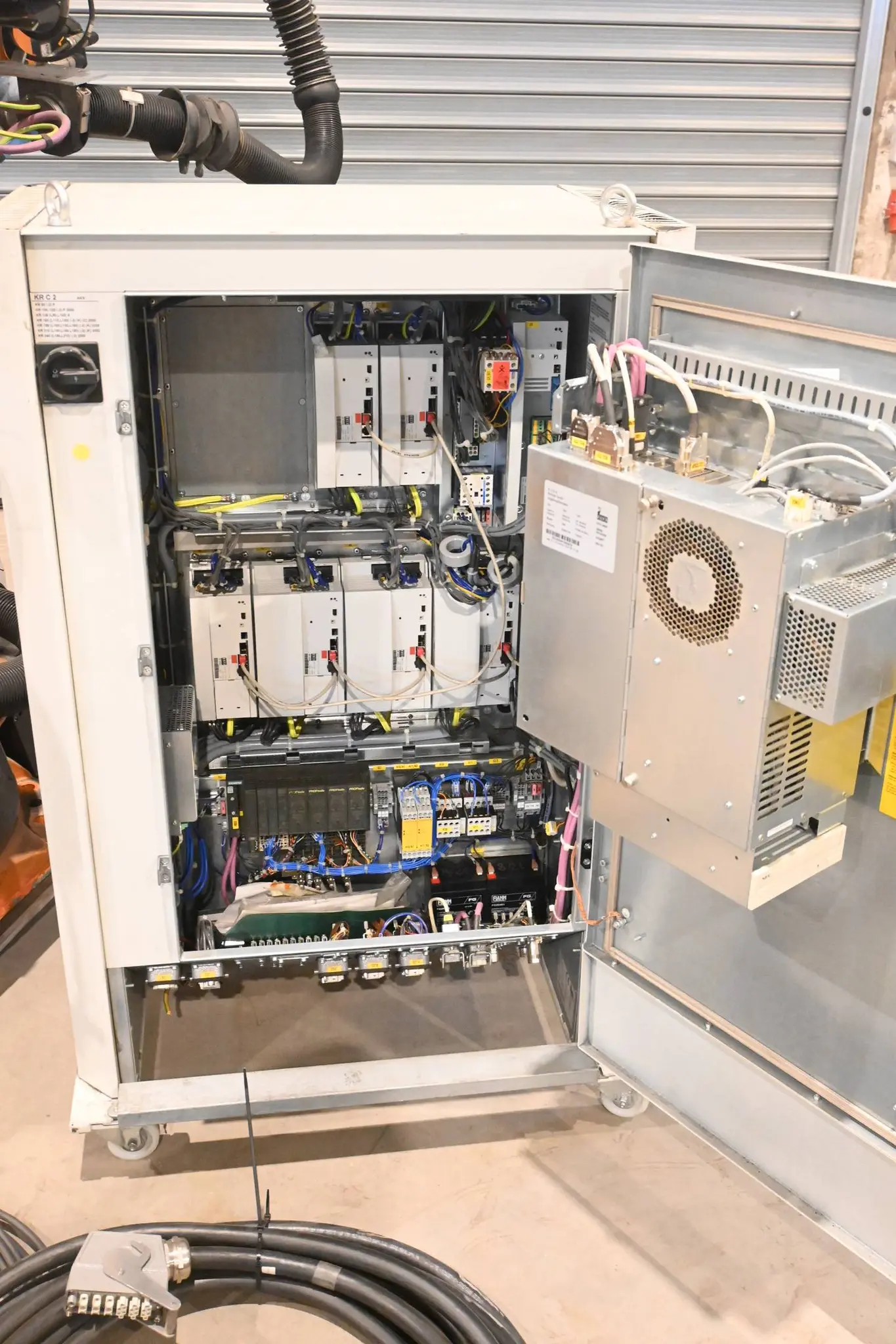 Produktfoto 1 von KUKA KPC 2 ed05 Schaltschrank komplett KRC2 KCP2 51768 11000434