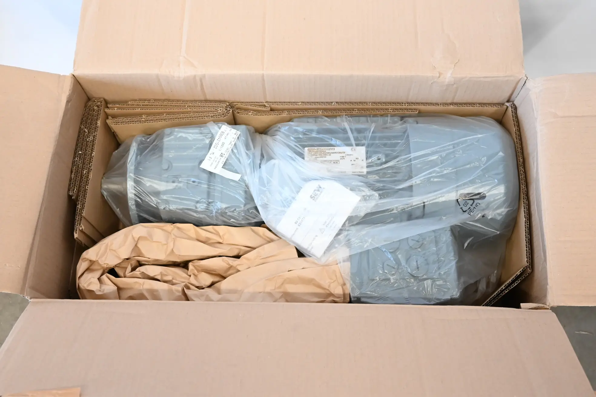 Produktfoto 1 von SEW Getriebemotor RF47 DRN100LS4/BE5/MSW/CB0/TF ( RF47DRN100LS4/BE5/MSW/CB0/TF )