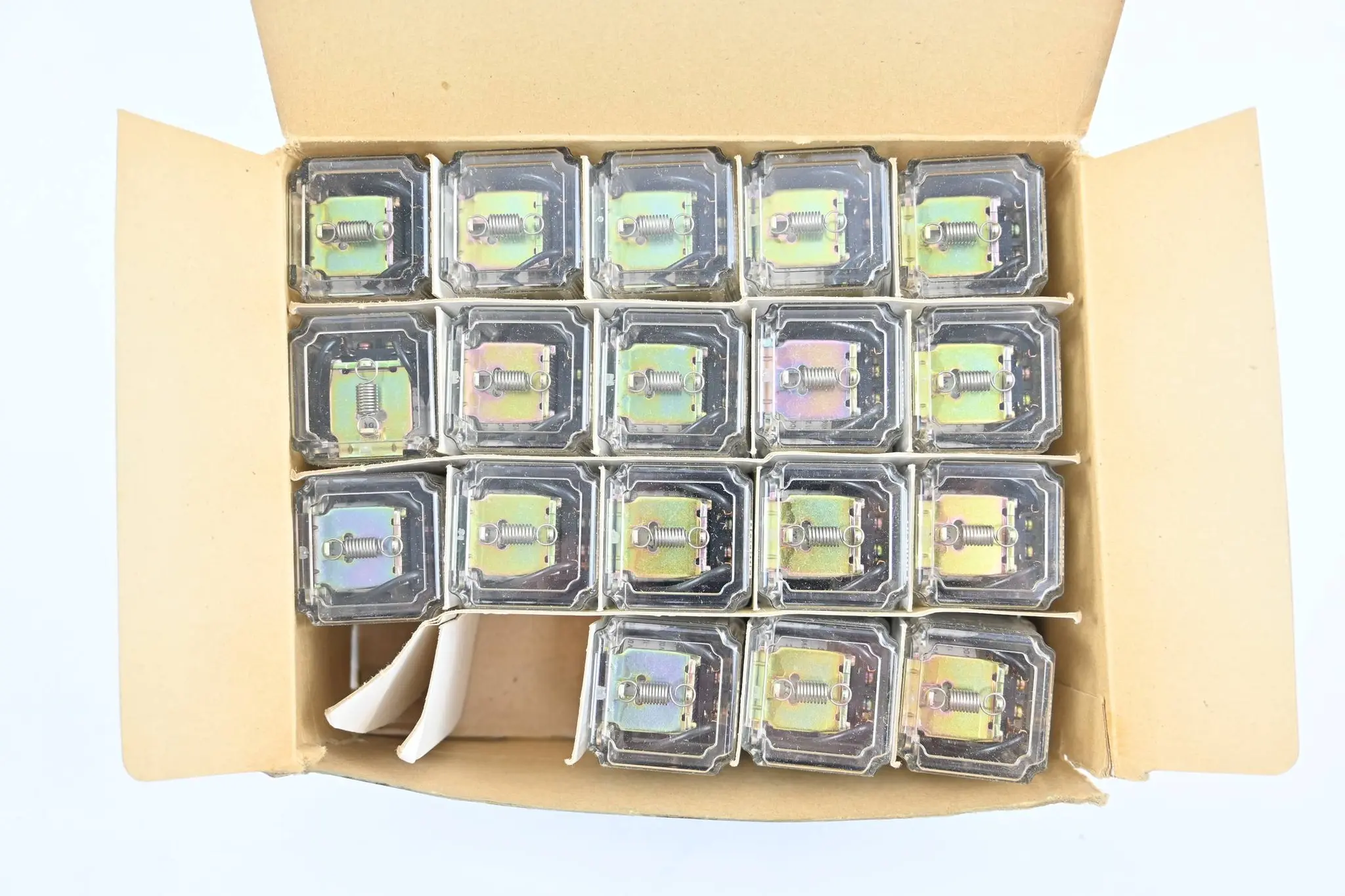 Produktfoto 1 von Omron 18 Stück Relais 12 VDC ( MK2P )