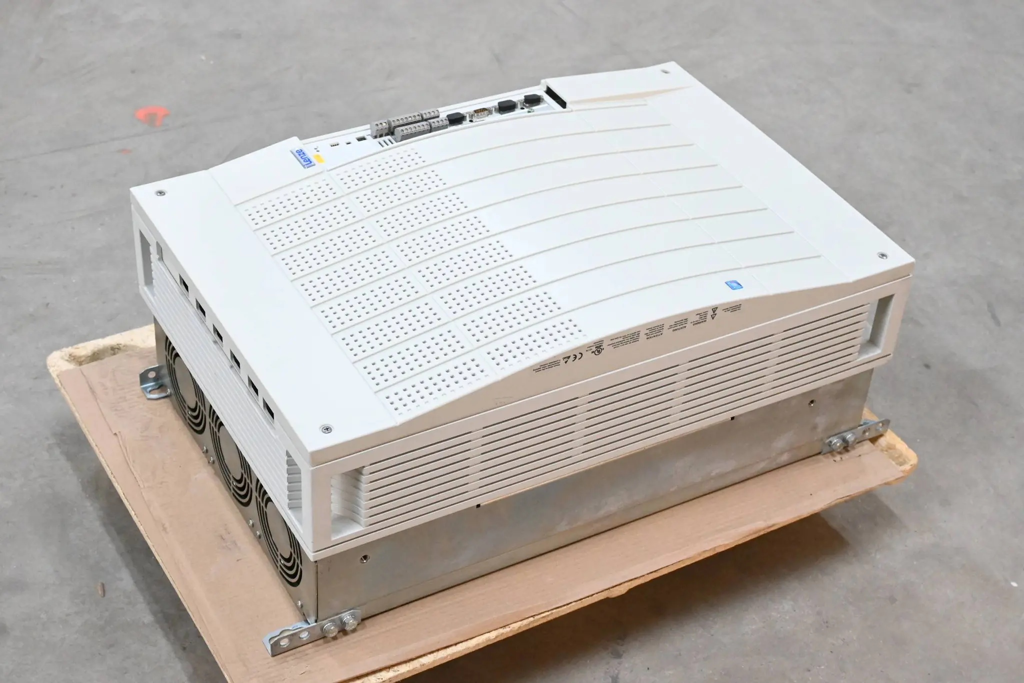 Produktfoto 1 von GENERALÜBERHOLT Lenze Frequenzumrichter EVS9332-ES ( 13278260 )