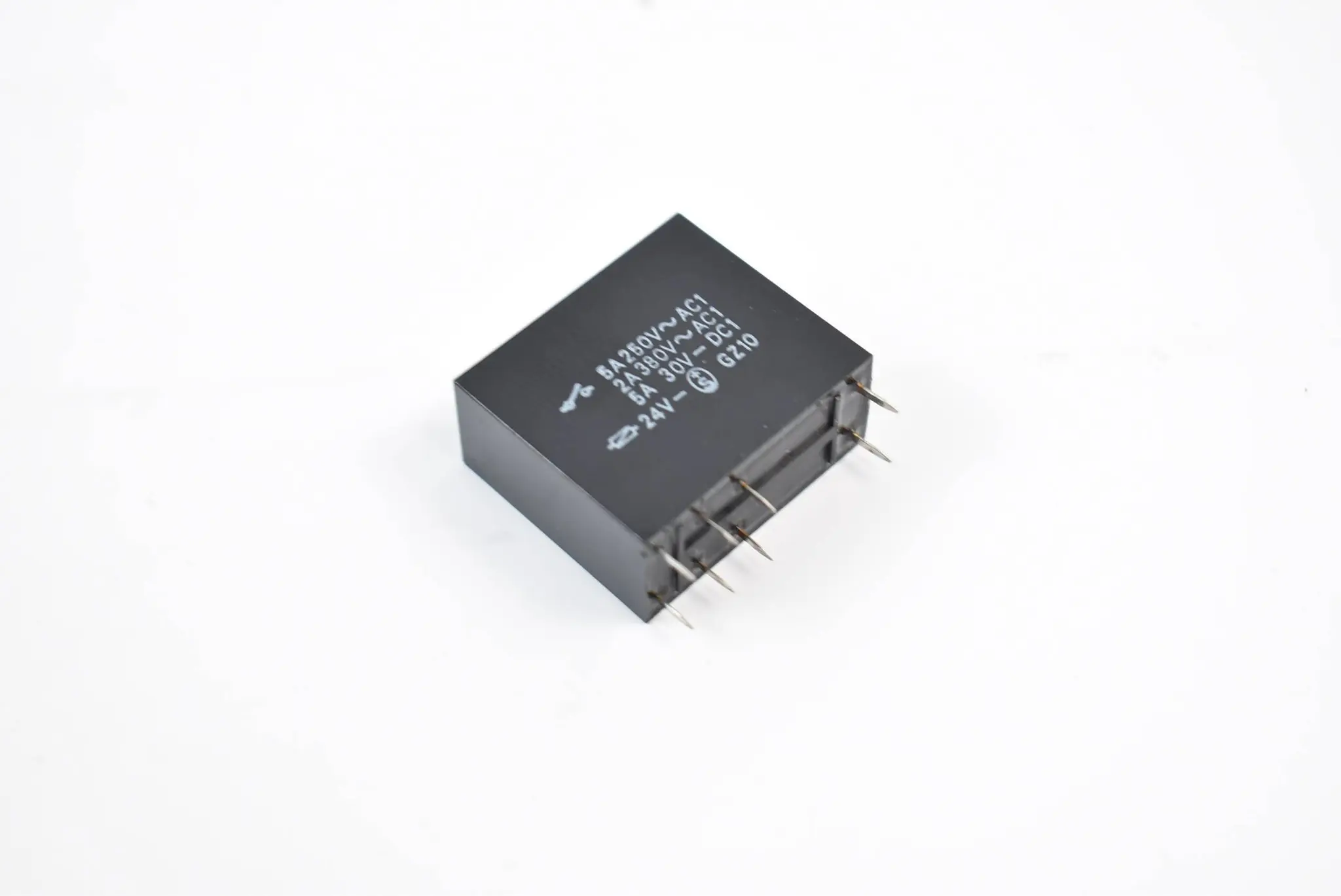 Produktfoto 1 von Omron 77 Stück Relay 24 VDC ( G2R-214P-V-US-SV )