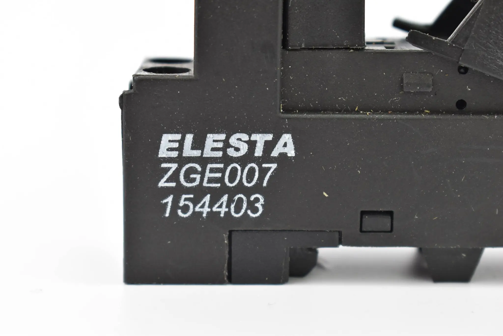 Produktfoto 1 von Elesta Relaissockel 12A 300VAC ZGE007 + Relais 24VDC 8A 250VAC SGR282