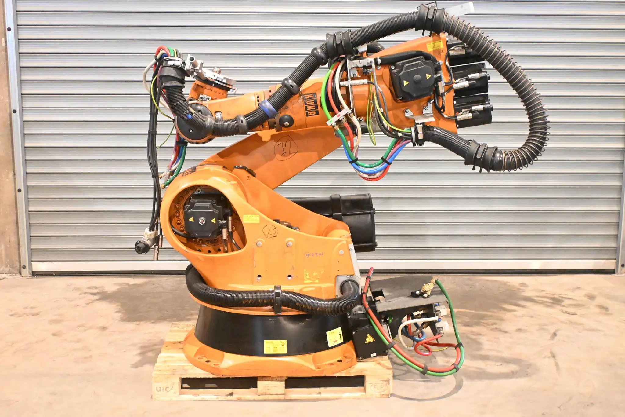 Produktfoto 1 von Kuka Industrieroboter KR 240-2 2000 ( 124306 ) + (V)KRC2 ed05 + Panel 00-130-547