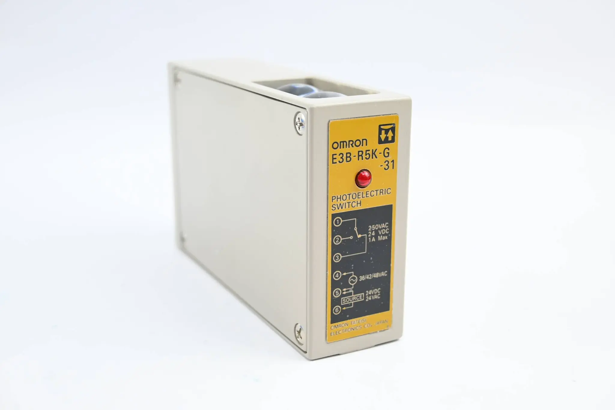 Produktfoto 1 von Omron Photoelectric Switch 24V AC/DC 36/42/48V AC ( E3B-R5K-G-31 )