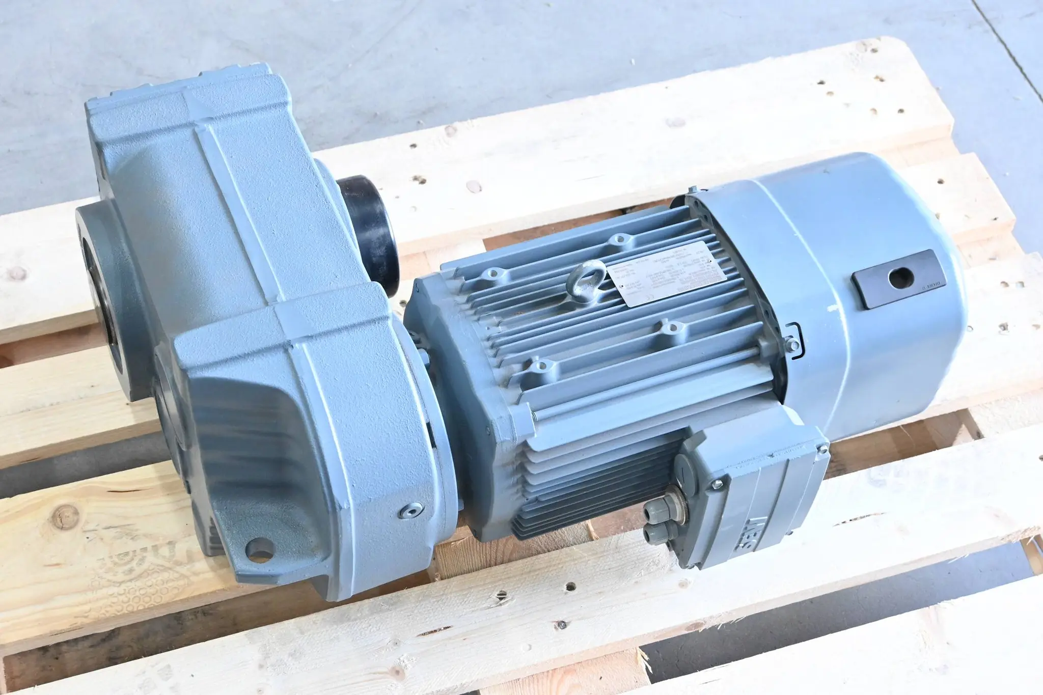 Produktfoto 1 von SEW-Eurodrive Getriebemotor FH77/G DRE132S4BE5 ( FH77/GDRE132S4BE5 )