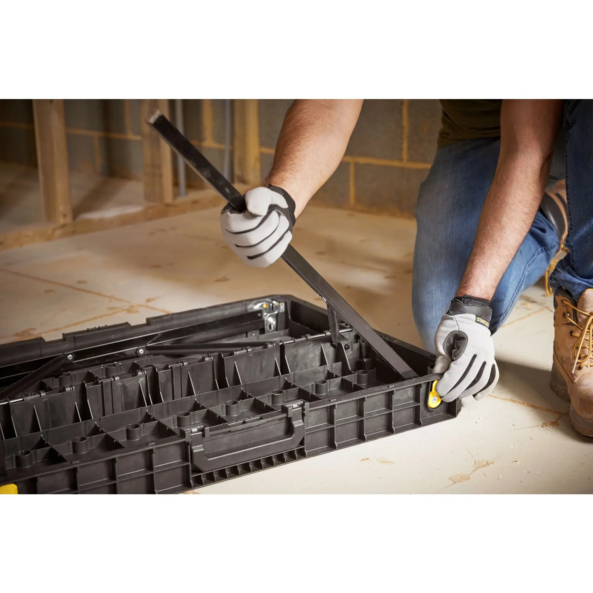 Produktfoto 1 von Stanley STST83492-1, Werkbank Essential, klappbar, bis 320 Kg belastbar