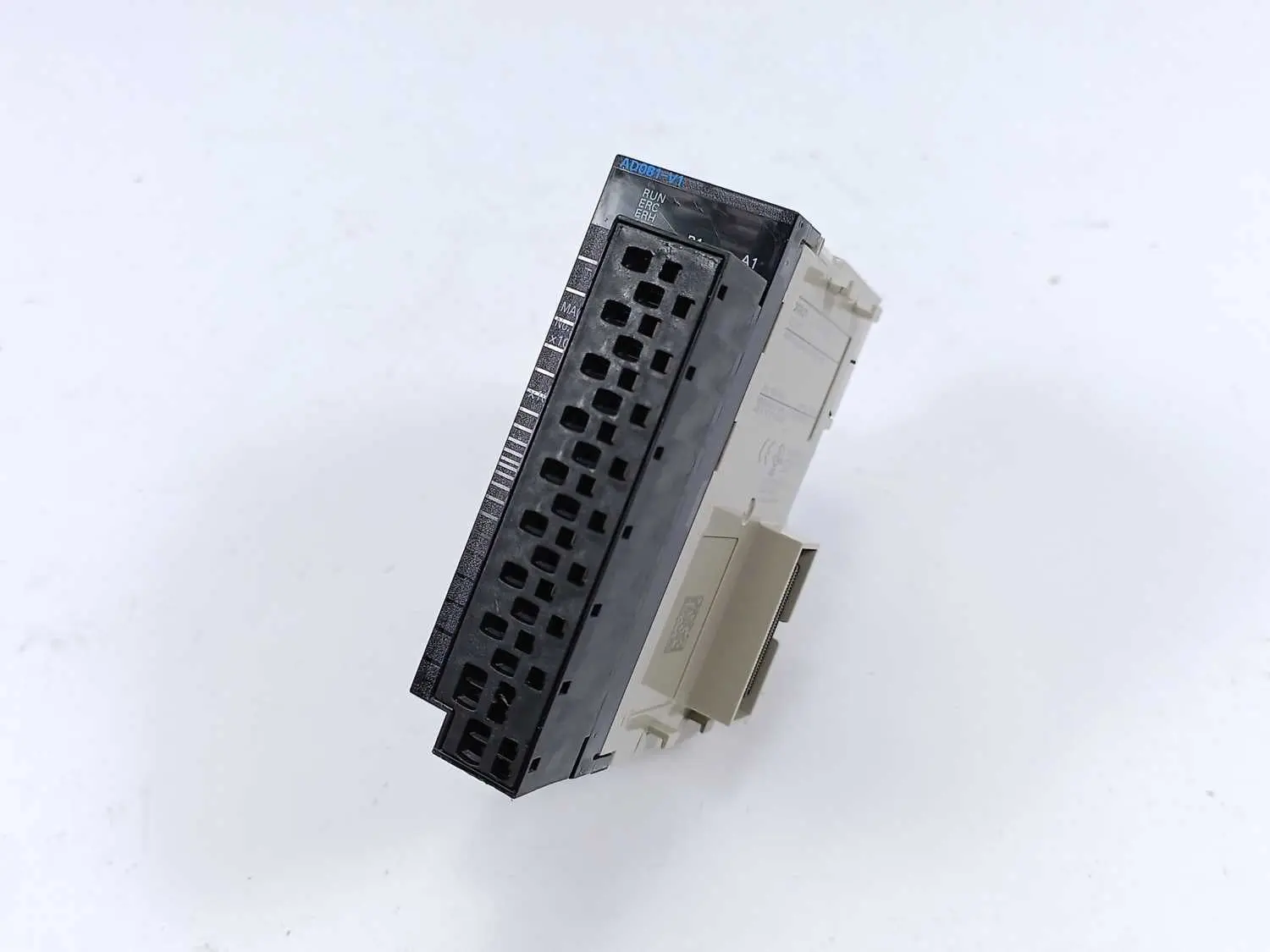 Produktfoto 1 von OMRON CJ1W-AD081-V1(SL)