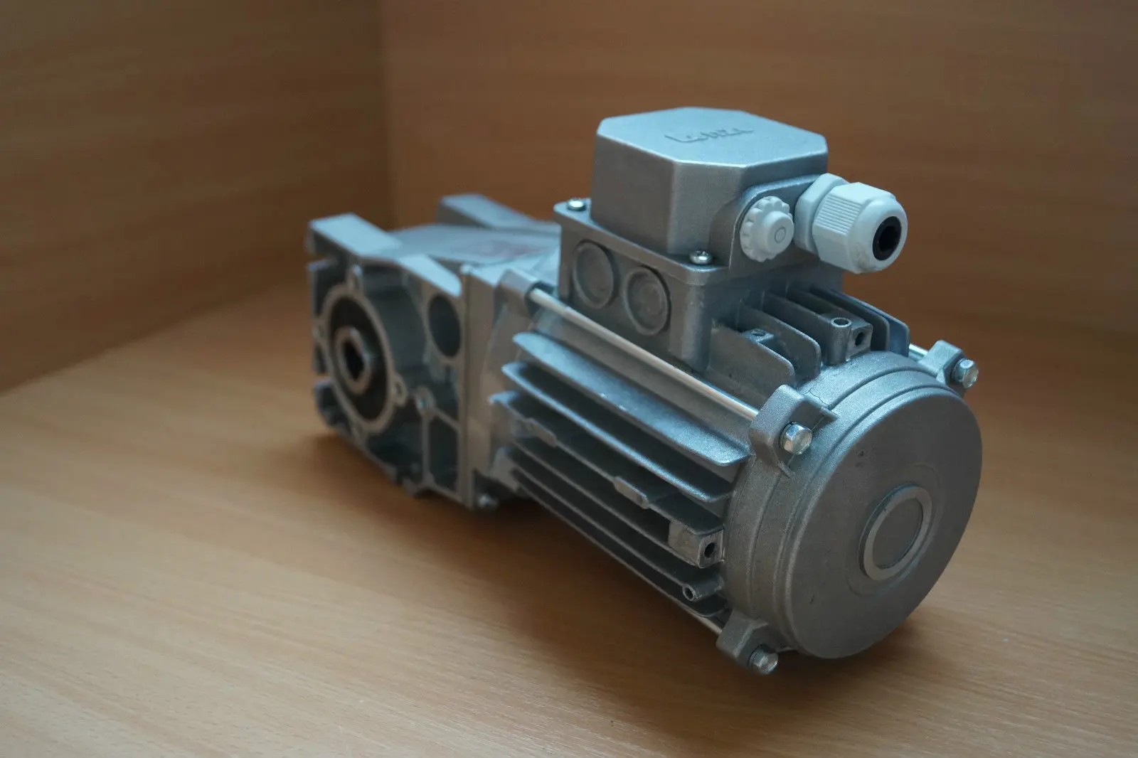 Produktfoto 1 von Lenze Servomotor MDSMA0M063-02  Getriebemotor Motor 400 V Y 0,06kw AC3