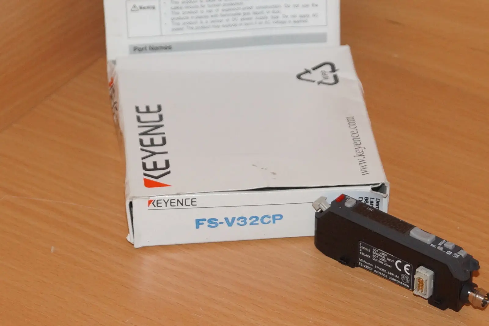 Produktfoto 1 von Keyence FS-V32 CP Digital Fiber Sensor   Neu OVP