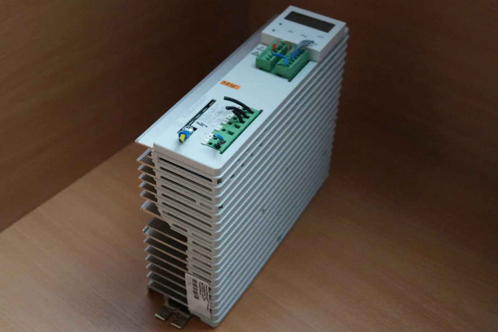 Produktfoto 1 von Lenze Regler 8203E  .2A.11 3/AC 0-230V, 9,5A 1,5 KW?