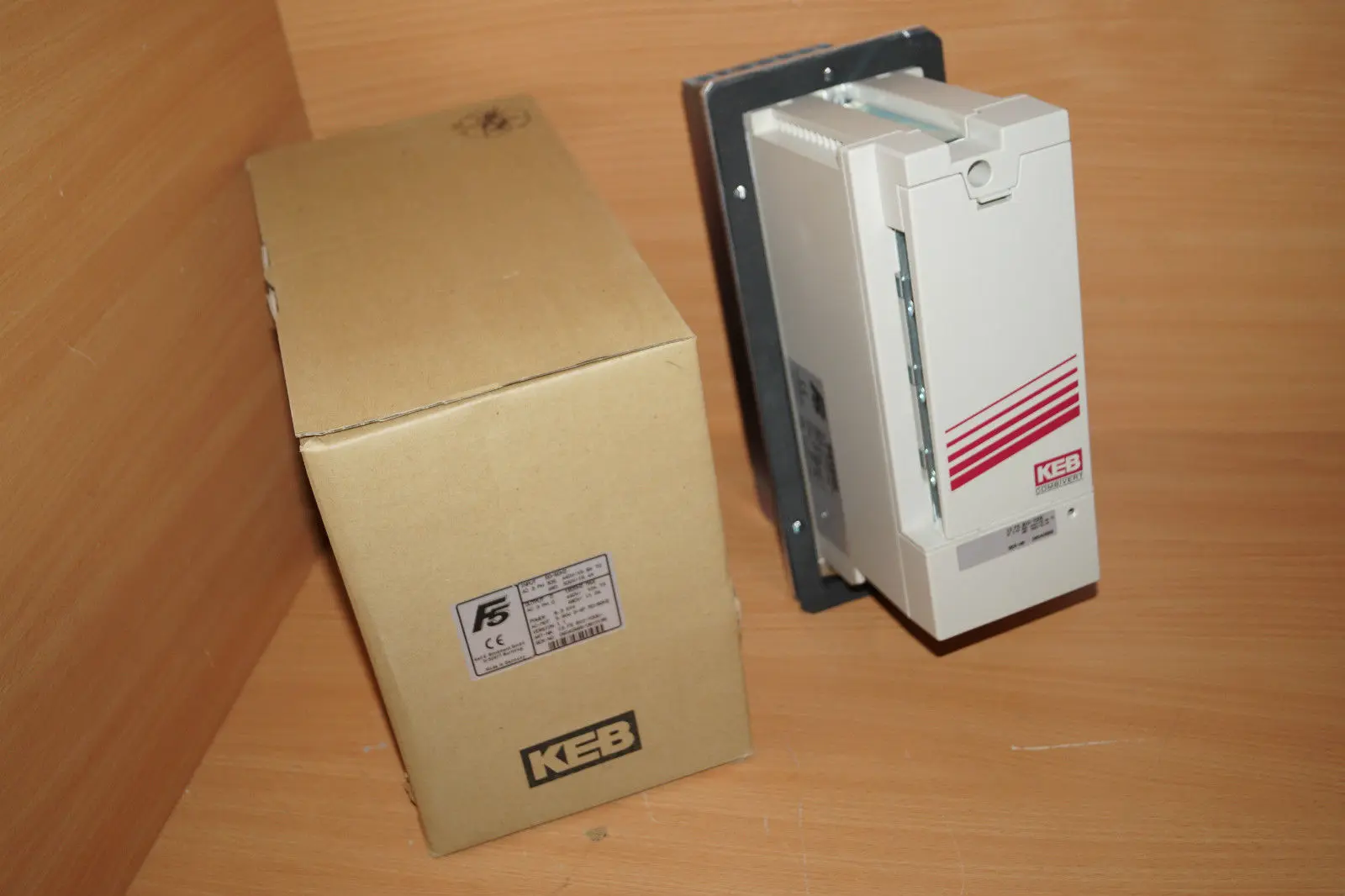 Produktfoto 1 von KEB COMBIVERT 13.F5.B1D-Y00E USPP 13F5B1DY00E  Frequenzumrichter