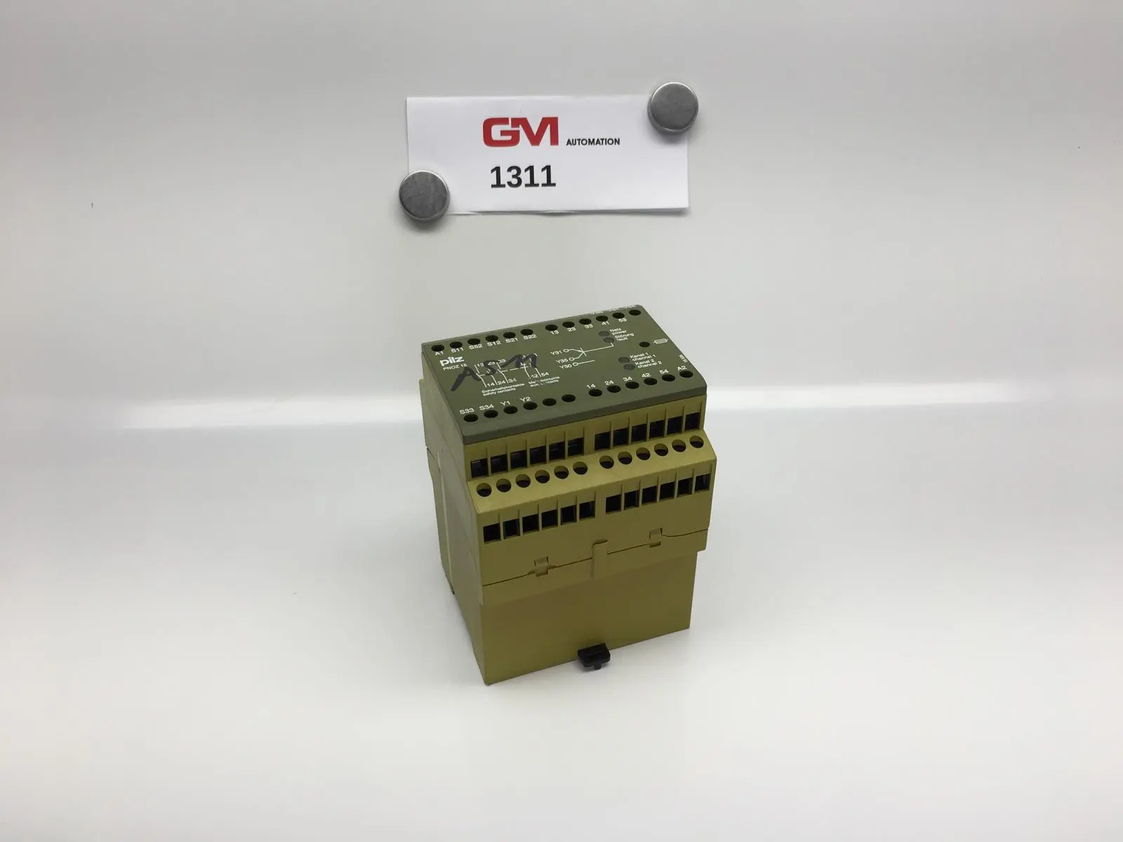 Produktfoto 1 von Pilz Sicherheitsschaltgerät PNOZ 15 24VDC 3n/o 1n/o 1n/c safety relay 774050