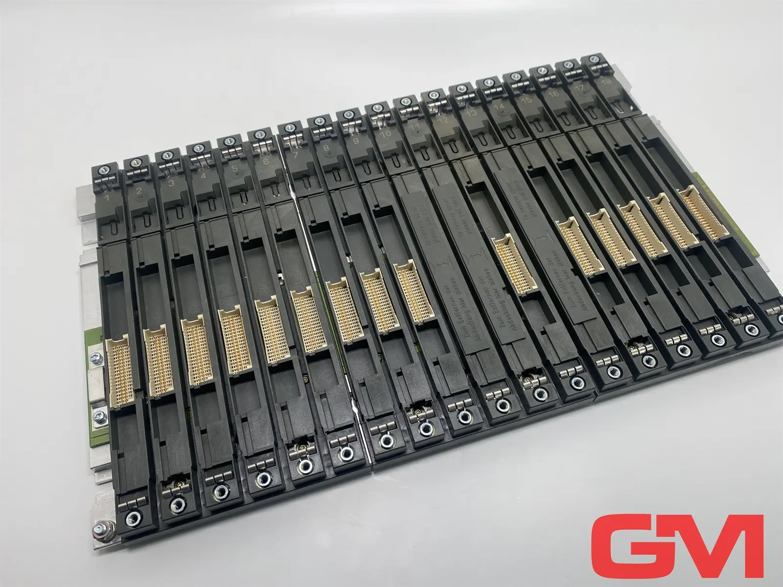 Produktfoto 1 von Siemens Baugruppenträger 6ES7403-1TA01-0AA0 extension rack E02 leicht beschädigt