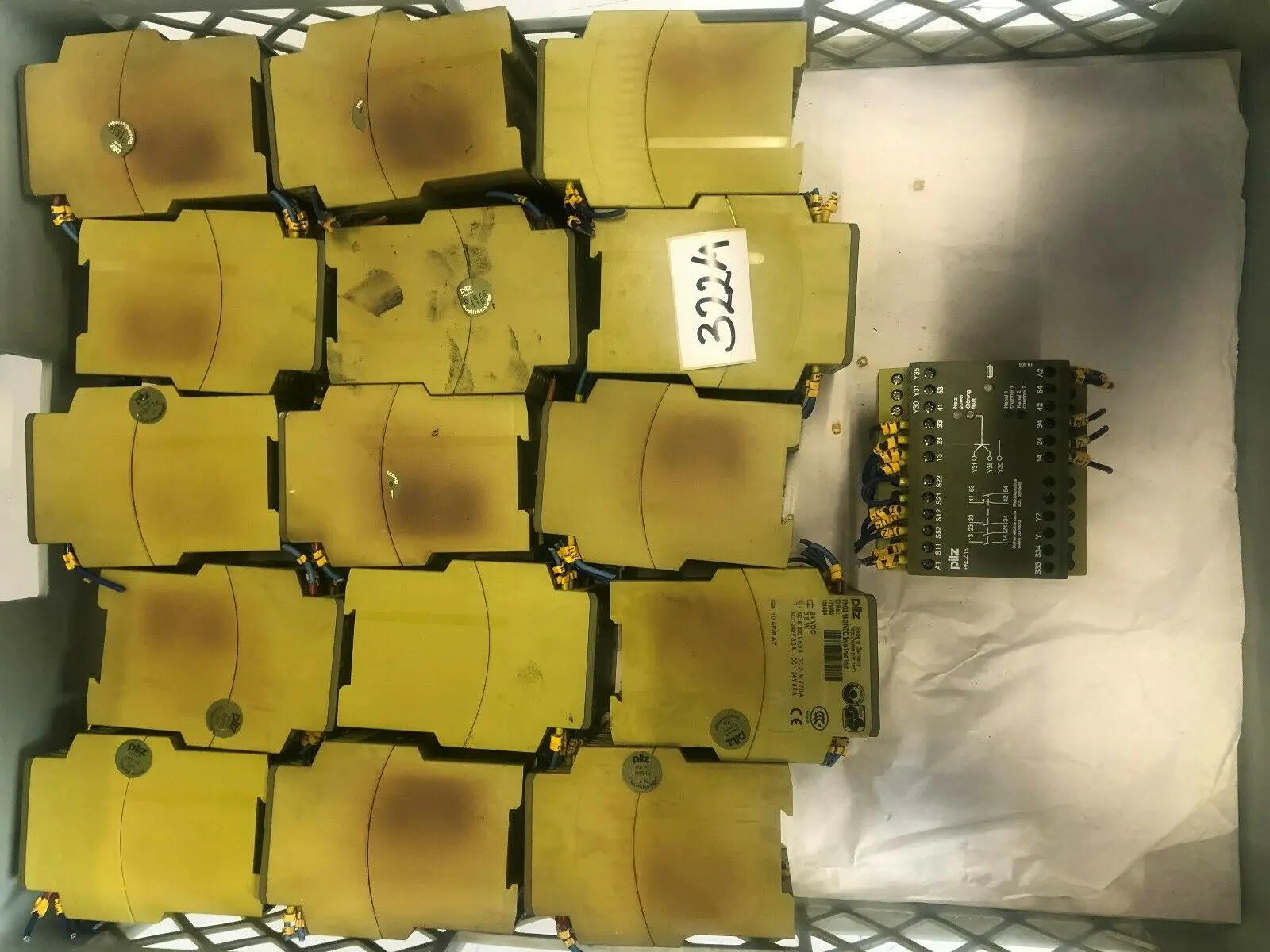 Produktfoto 1 von 16 x PILZ PNOZ 15 774050 24VDC 3n/o1n/o 1n/o