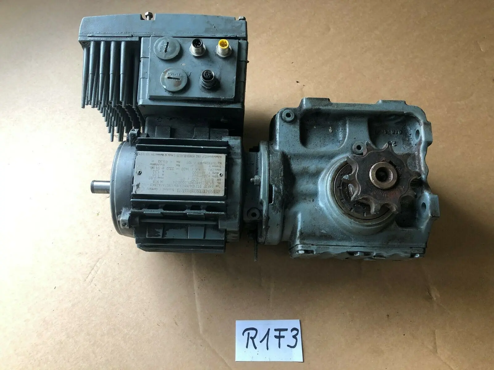 Produktfoto 1 von SEW SF37 DT71D4 MM03 BW1 RC1A AZSK 380-500 V 280 - 1400 r/min Getriebemotor