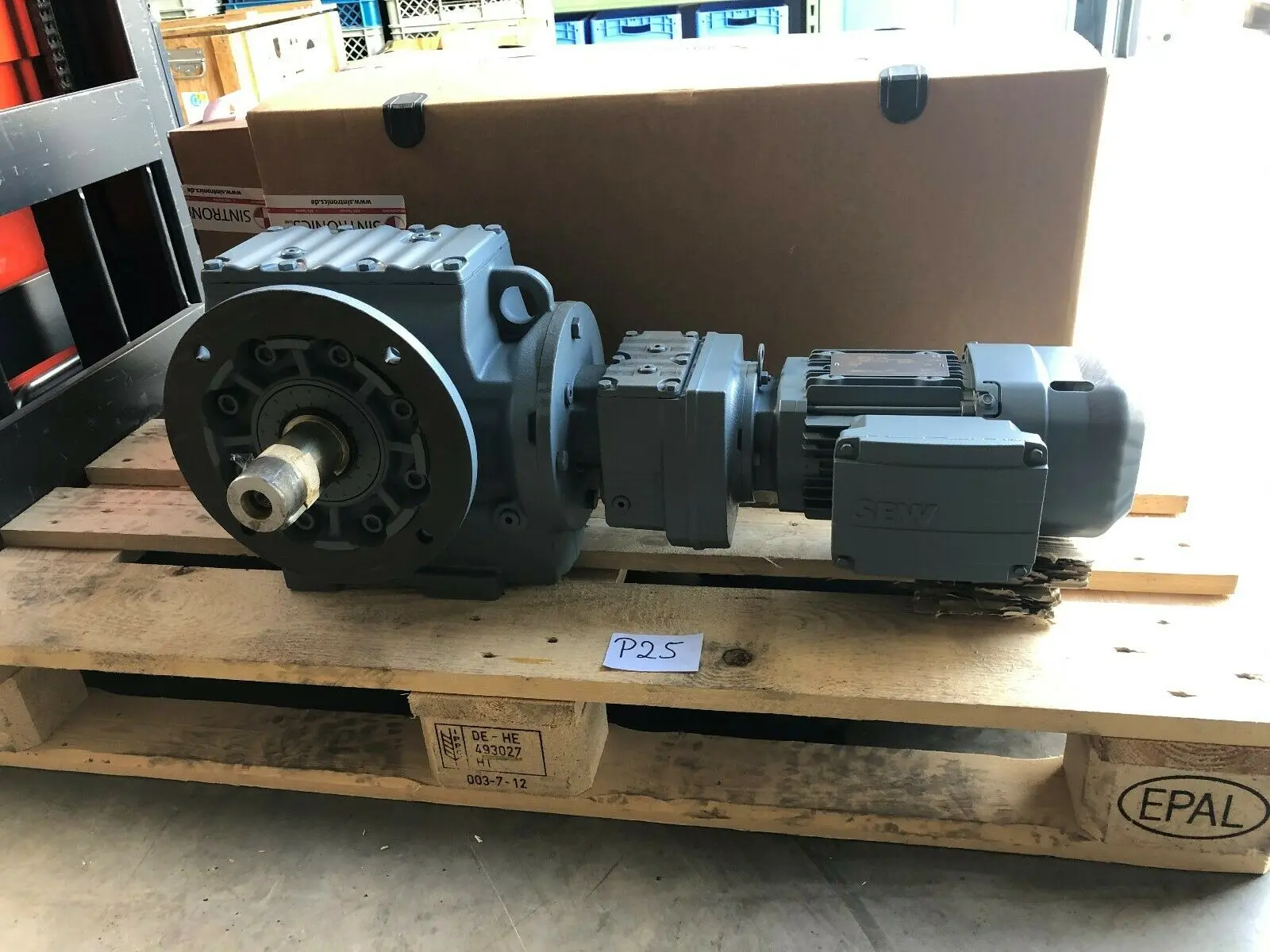 Produktfoto 1 von SEW SF77 RF37 DRS71M4 / 2BE05 Getriebemotor 50Hz 1380 / 2,2 r/min 0,4 0,63 kW
