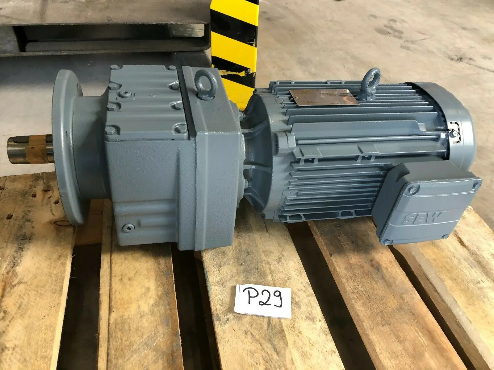 Produktfoto 1 von SEW RF67 DRN 100 L4 290/500 V Getriebemotor 1456 / 73 r/min 3 kW