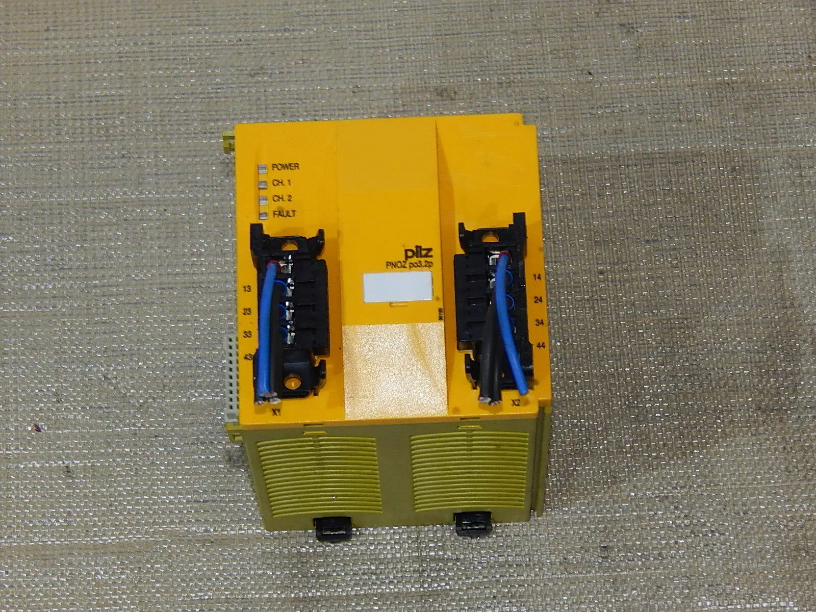 Produktfoto 1 von Pilz  PNOZ  po33.2p 4n/2 773631 used