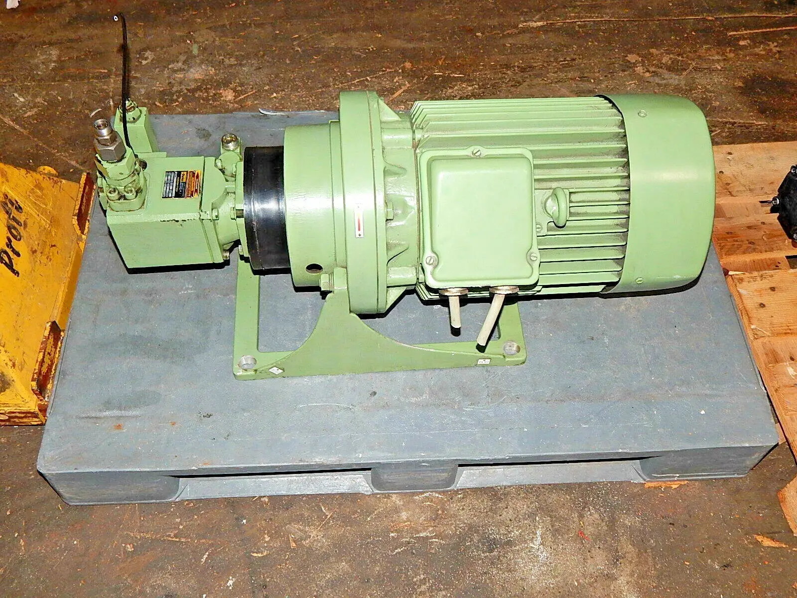 Produktfoto 1 von Parker Axialkolben-Pumpe  PV020R1K0S1N-PWS  mit Motor 15KW Used
