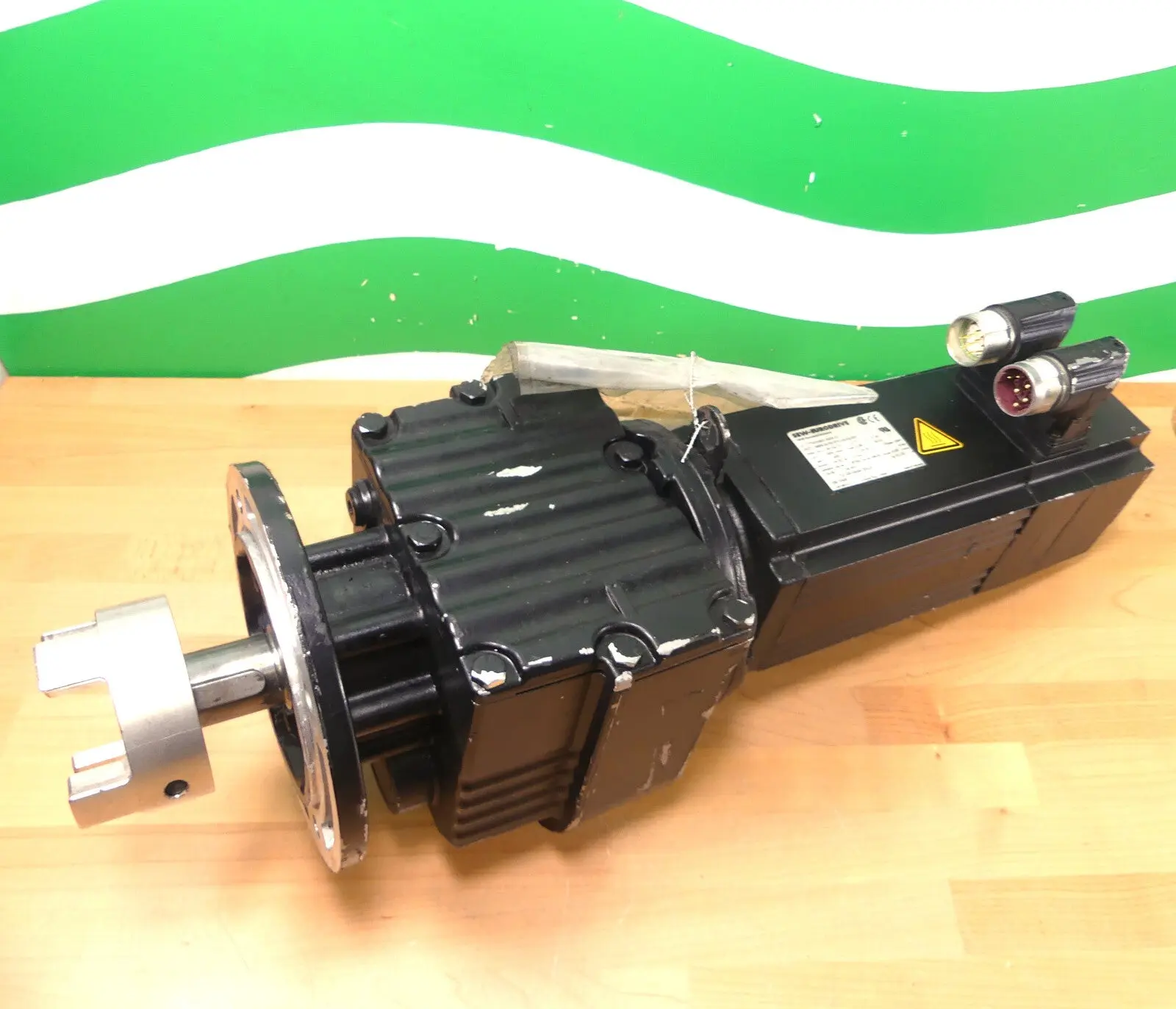 Produktfoto 1 von SEW RF27CMP63S/BP/KY/AK0H/SB1 Servomotor mit Getriebe