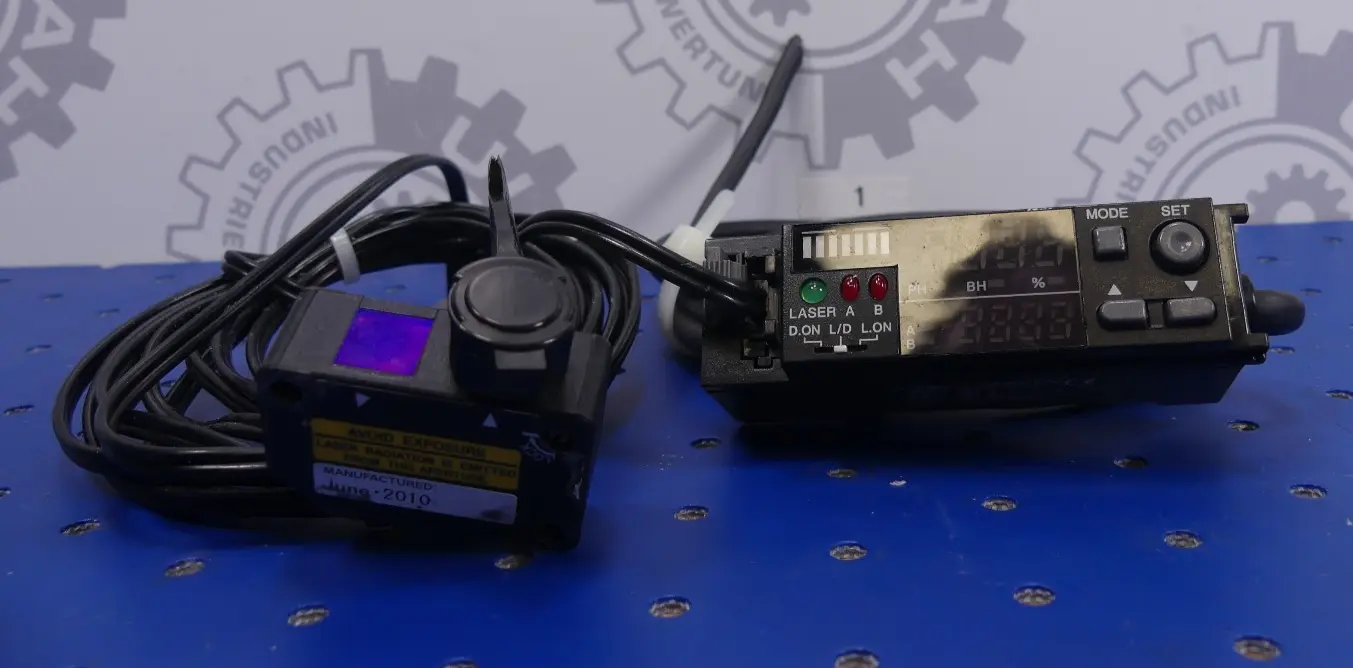 Produktfoto 1 von Keyence Messverstärker  Laser Sensor Haupteinheit + Messkopf  LV-21AP + LV-H32