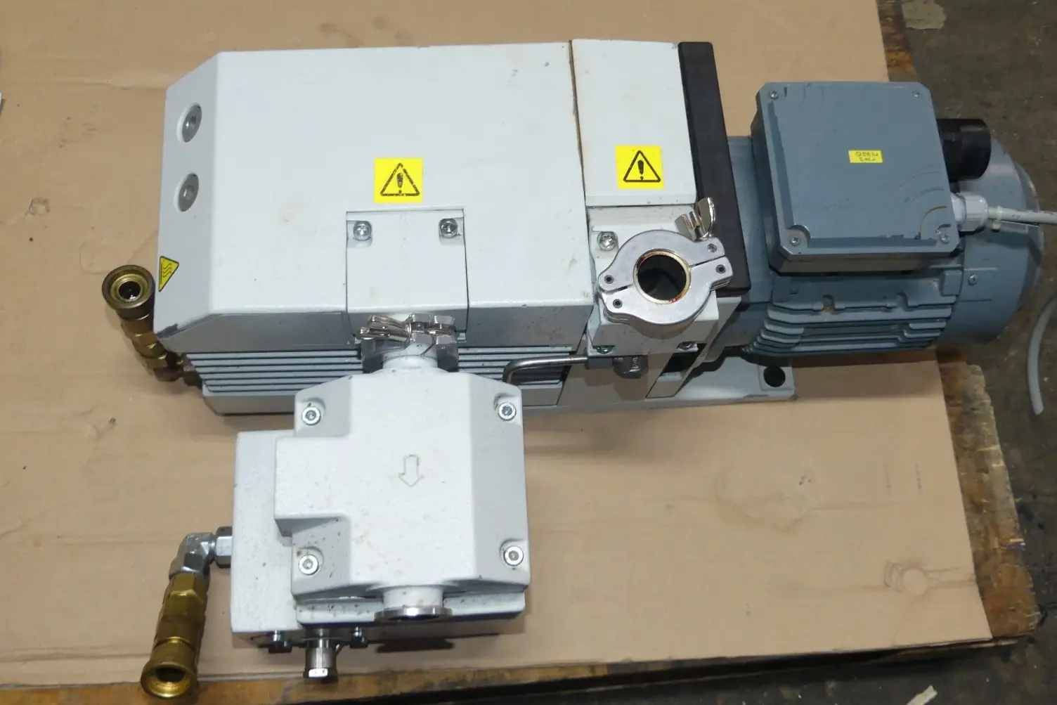 Produktfoto 1 von LEYBOLD VACUUM PUMP D25B + AR16-25