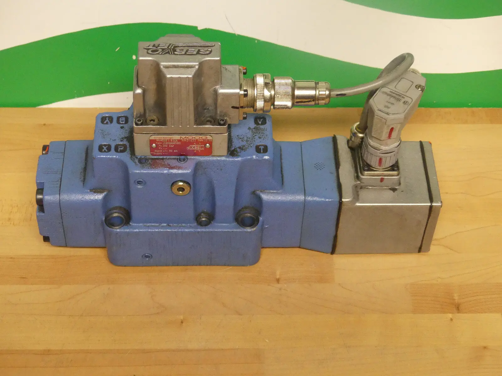 Produktfoto 1 von Netstal Moog Servo Ventil D061-814A J09HOAMEHB2  Mod. D662Z2705F / D02HXAMFNEA2