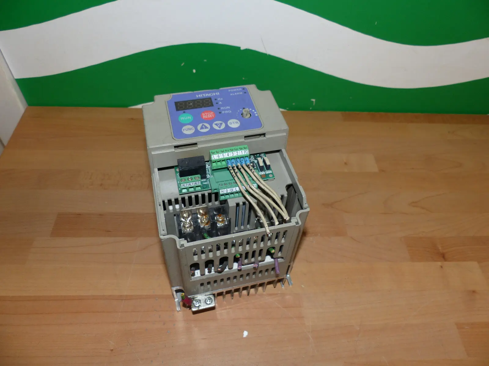 Produktfoto 1 von Hitachi SJ200-007NFE2 Frequenzumrichter onhe deckel  s.Bilder