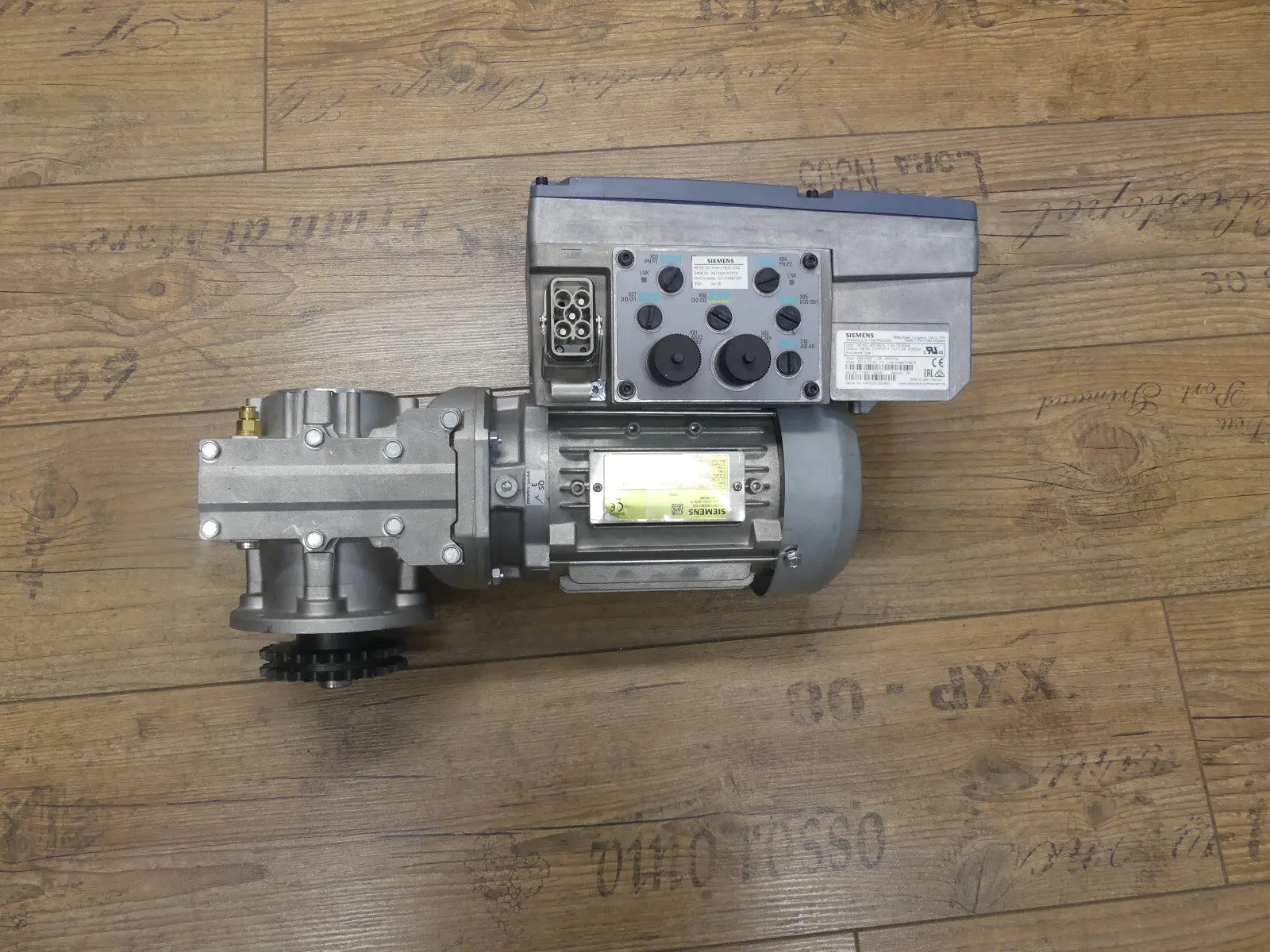 Produktfoto 1 von siemens 6sl3544-0tb02-1fa0+6SL3517-1BE11-3AM0 Neuewertig  getribemoter s.Bilder