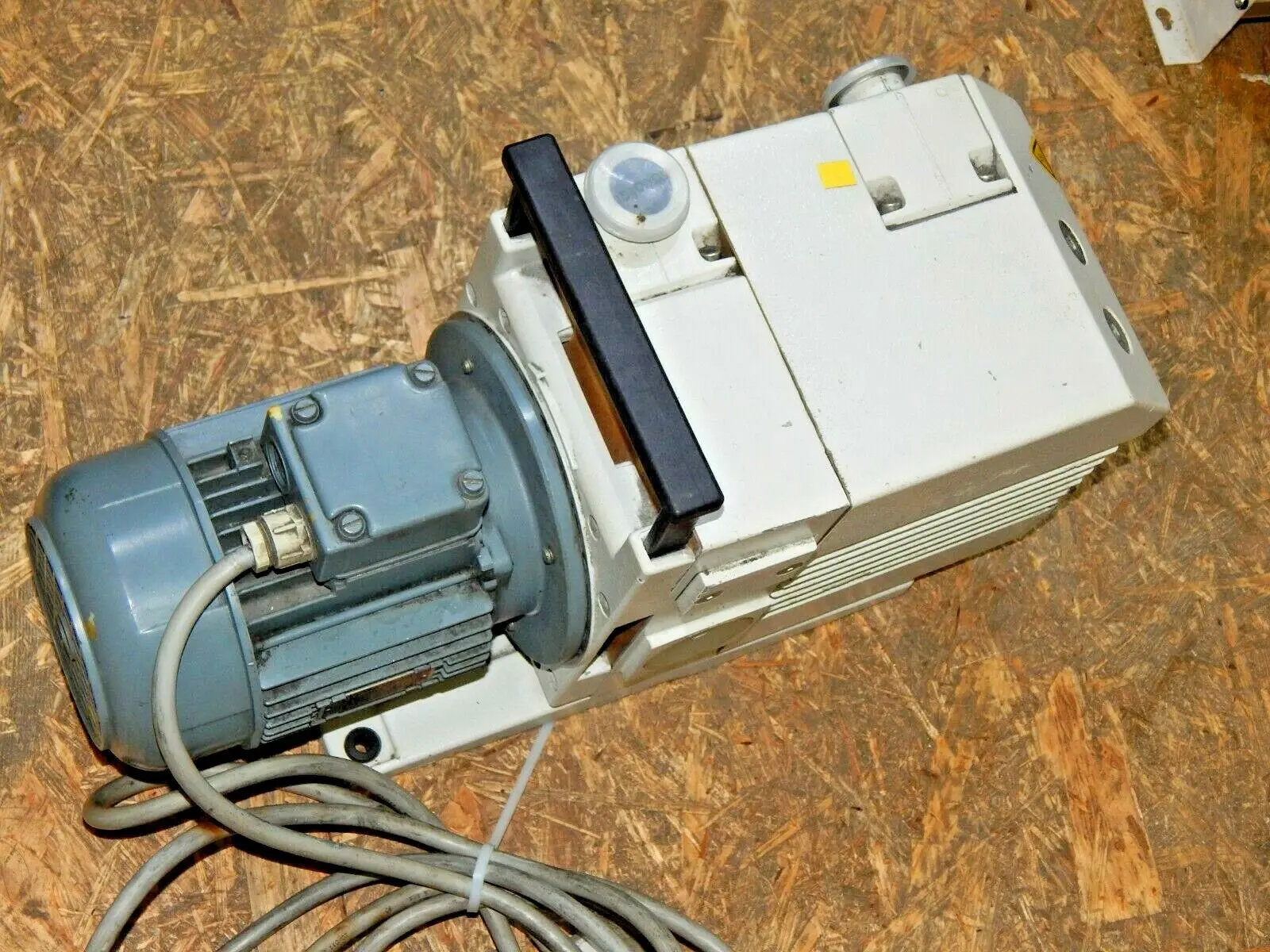 Produktfoto 1 von LEYBOLD TRIVAC D16B  Vakuumpumpe