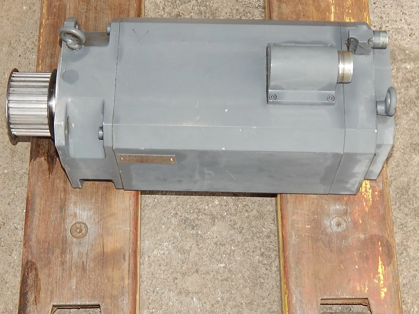 Produktfoto 1 von Siemens 1FT6105-8AC71-3CL9-Z Brushless Servomotor Used