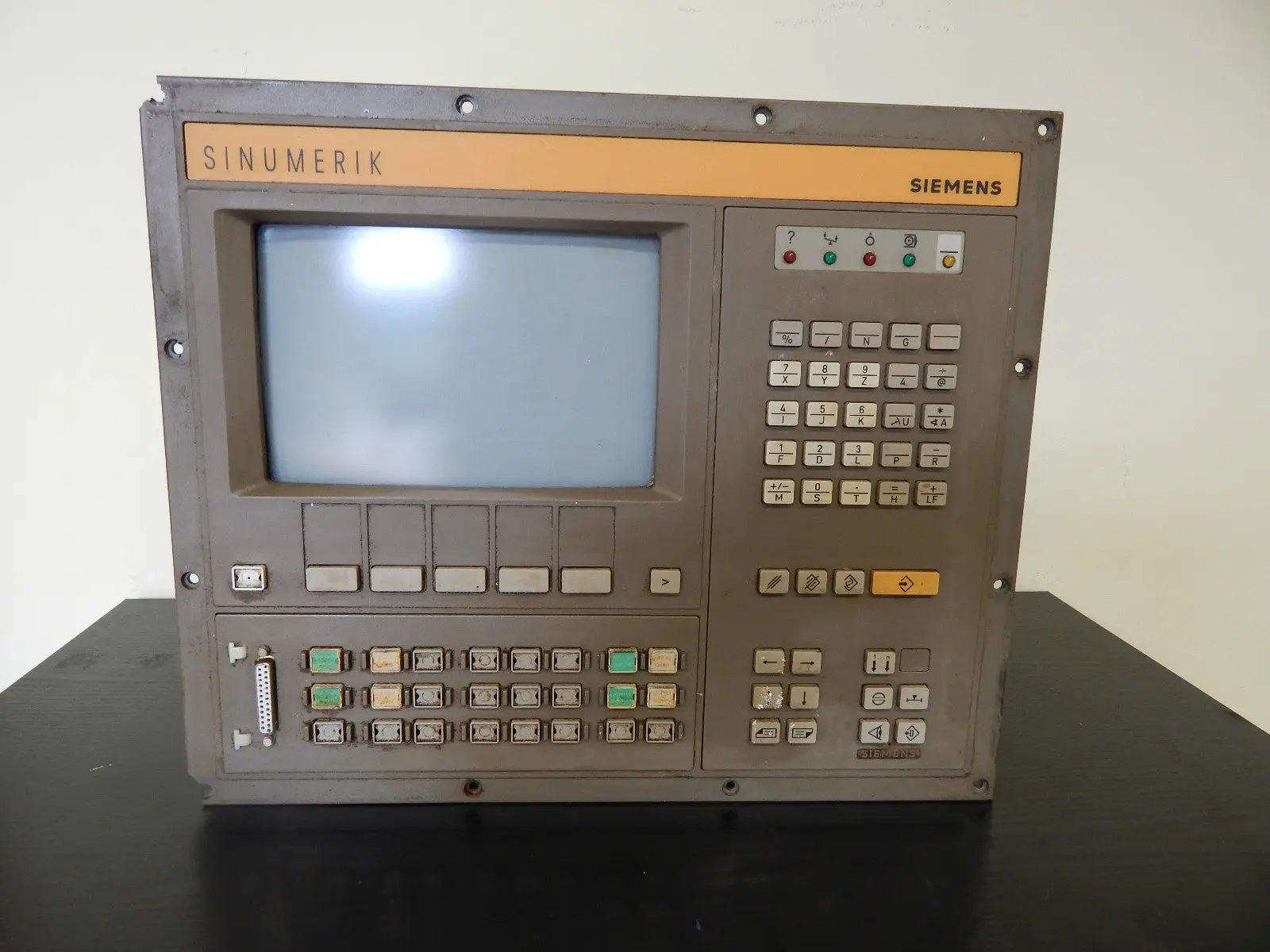 Produktfoto 1 von Siemens Sinumerik 810M, Siemens 6FC3471-0AA-Z mit 6FX1124/1125/1121/1120/1126 Bedienpanel (leicht beschädigt)