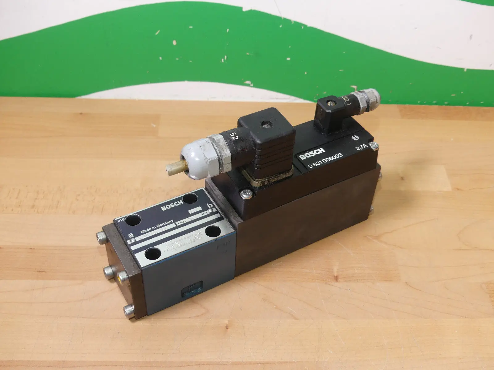 Produktfoto 1 von Bosch Regelventil 0 811 404 034 pmax 315 bar + 0 831 006003 2 7A