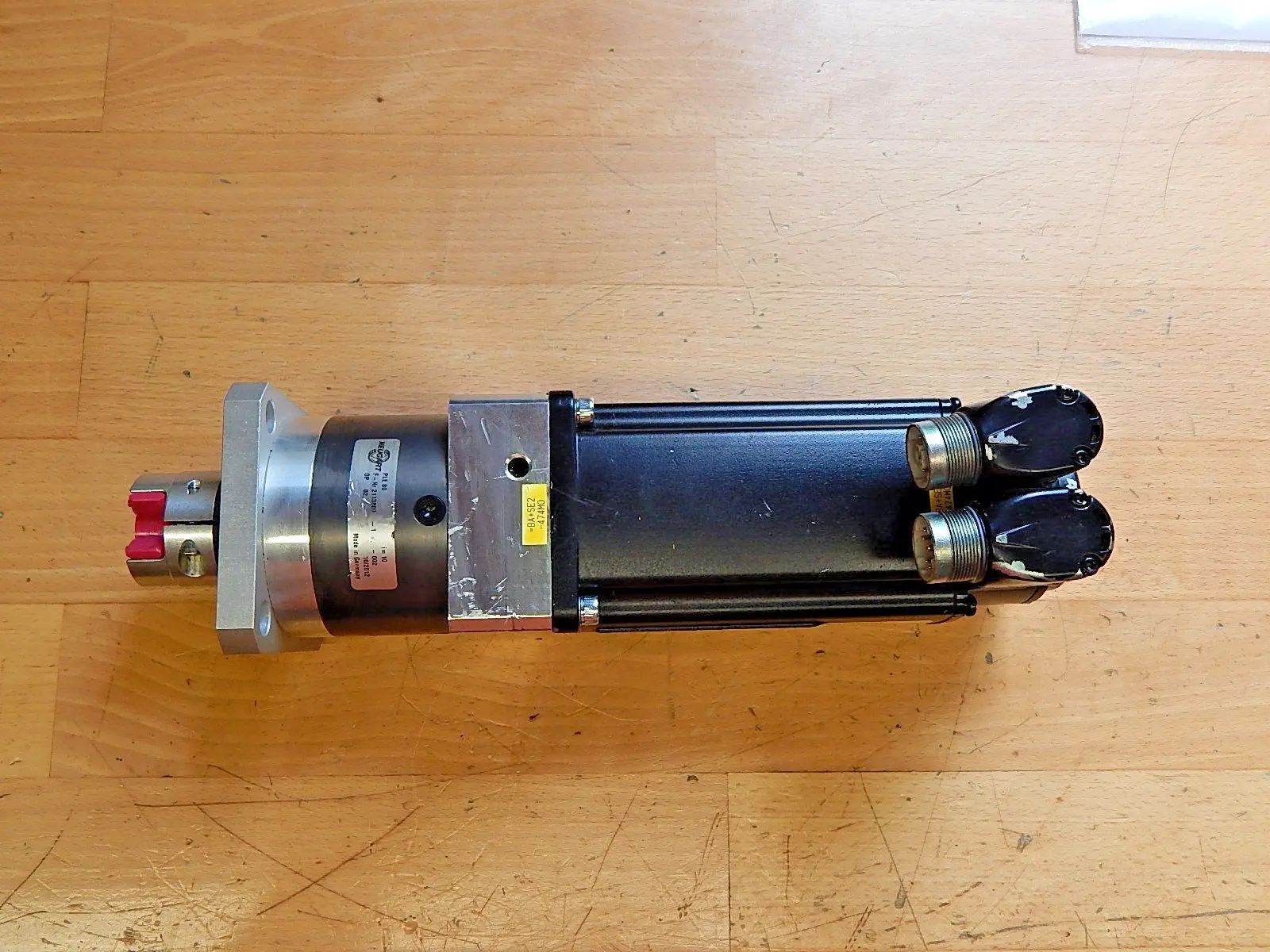 Produktfoto 1 von Rexroth PM Mot MSK040B-0600-NN-M1-UP1-NNNN +Neugart getriebe PLE 80 i=80