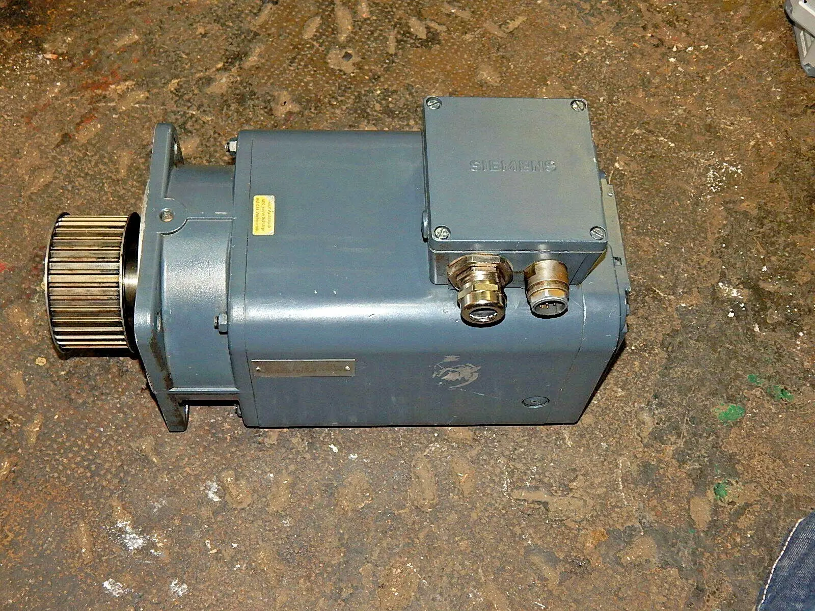 Produktfoto 1 von SIEMENS 3~Permanent-Magnet-Motor 1FT5102-0AC01-0-Z Used